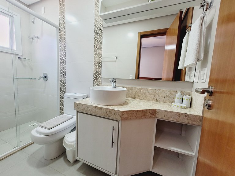 103/3 Excelente apartamento com piscina aquecida, café (opci